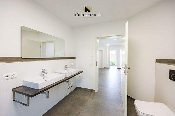 ...zweites Bad mit...