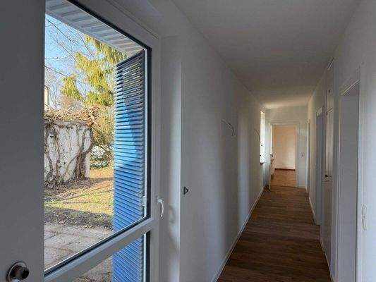 Der Flur mit Blick zum Patio