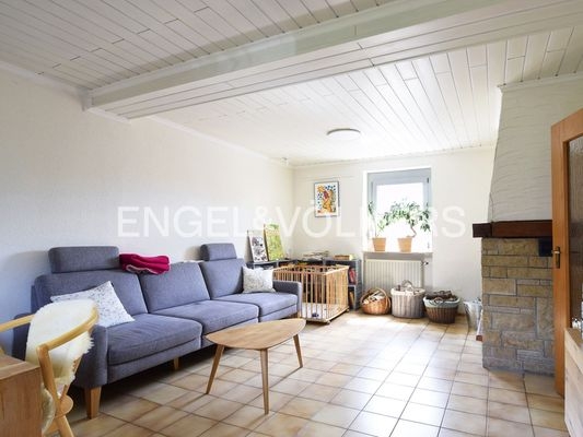 Gemütlicher Wohnbereich mit Kamin