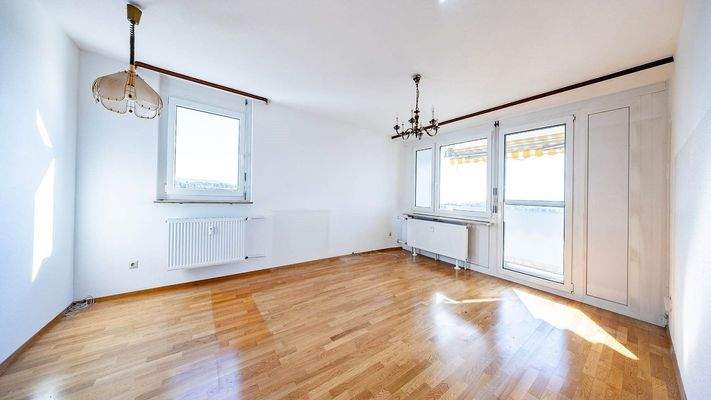 Wohnzimmer mit großem Südbalkon