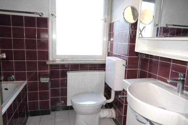 Bad mit Wanne und Fenster