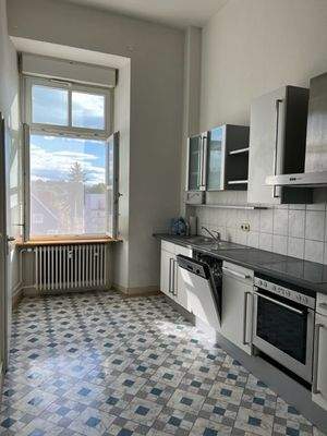 Helle Küche mit Fenster