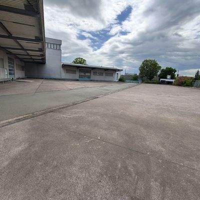 Hof vor Halle 1 und 2.JPG