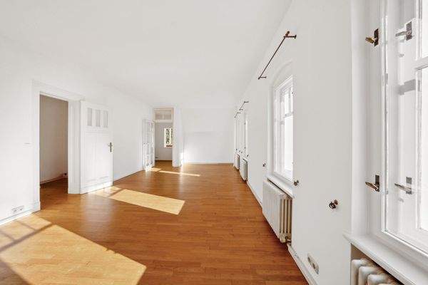 Das weitläufige Wohnimmer der Dachwohnung bietet Platz und Privatsphäre.