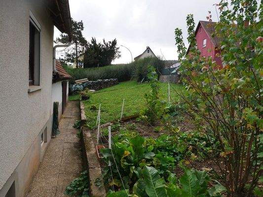 Garten hinter dem Nebengebäude