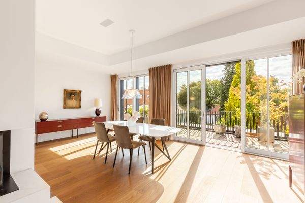 Lichterfüllter Essbereich