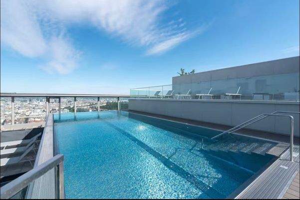 Pool im 34. Stock mit Blick über die Stadt Wien