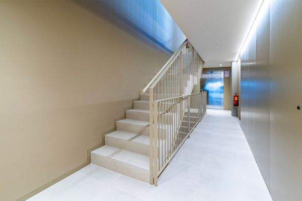 Eingangsbereich mit Treppe und Aufzug