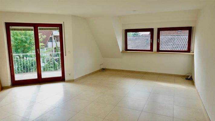 Gr. Wohnzimmer mit Zugang zur Loggia