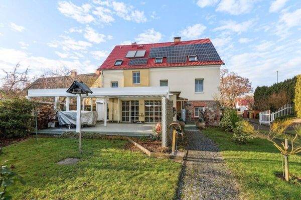 Hausansicht mit großer Terasse