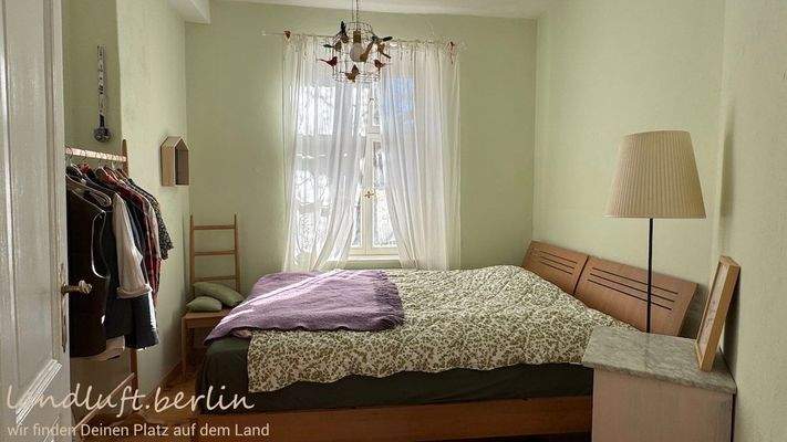 Zimmer mit Fenster zum Garten.jpeg