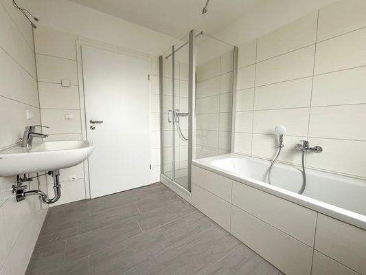 Badezimmer mit Wanne und Dusche 