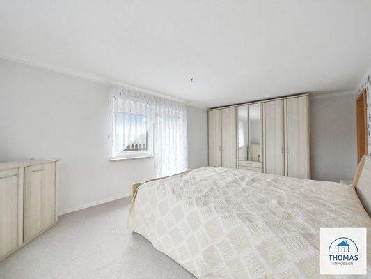 Schlafzimmer 1 b