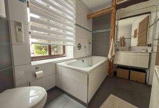 Badezimmer mit Wanne..