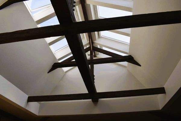 Glasfenster mit Balken im Festsaal