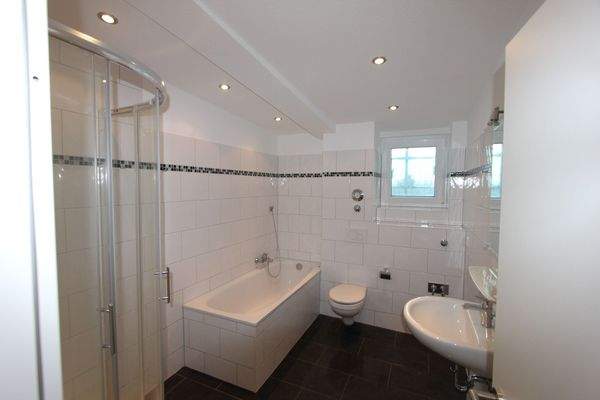 Bad mit Wanne und Dusche!