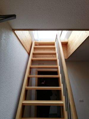 Holztreppe zur Dachterrasse