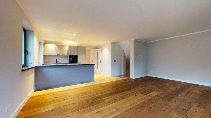 Wohnzimmer mit angrenzender Küche 