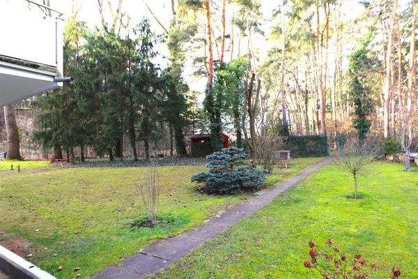 Üppige Gartenflächen