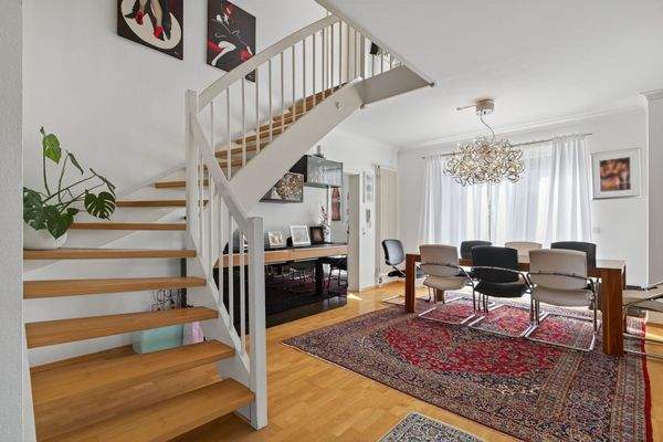 Essbereich und Treppe zum OG