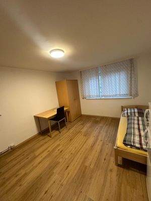 Bild 3 Schreibtisch und Kasten.jpeg