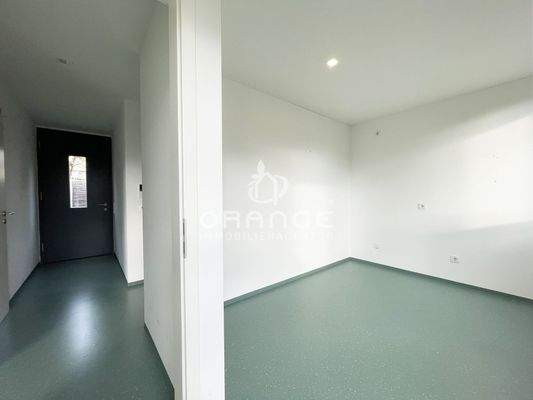 Ihre zweite Küche? Geradeaus  der Zugang zum hinteren Objektbereich