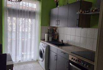 Küche mit Austritt zum Balkon
