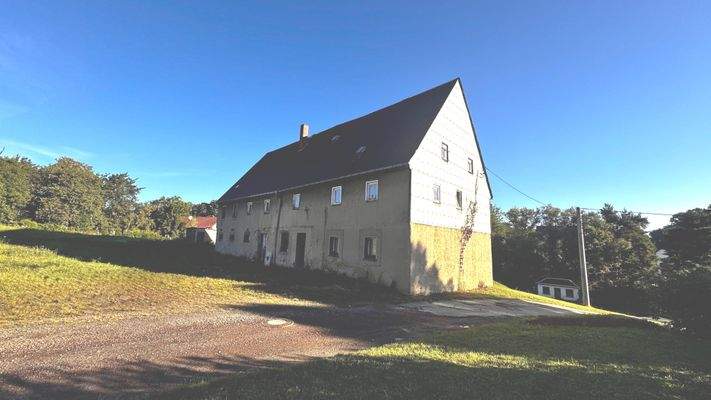 Außenansicht mit Grundstück