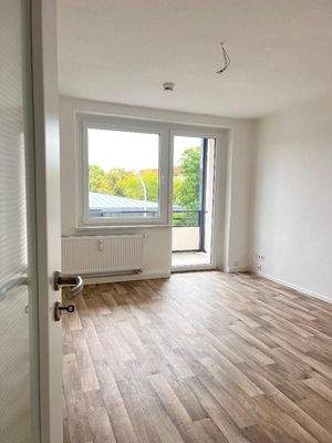 Wohnzimmer mit Balkon