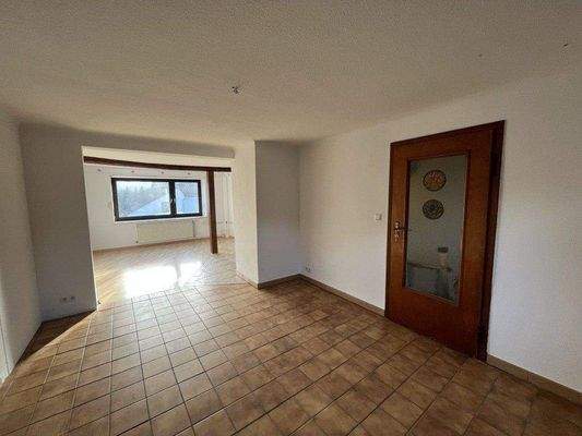 großzügiges Wohnzimmer