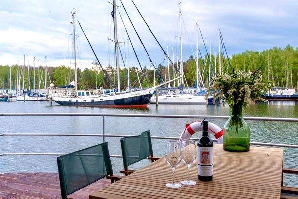 Die sonnige Bug-Terrasse 