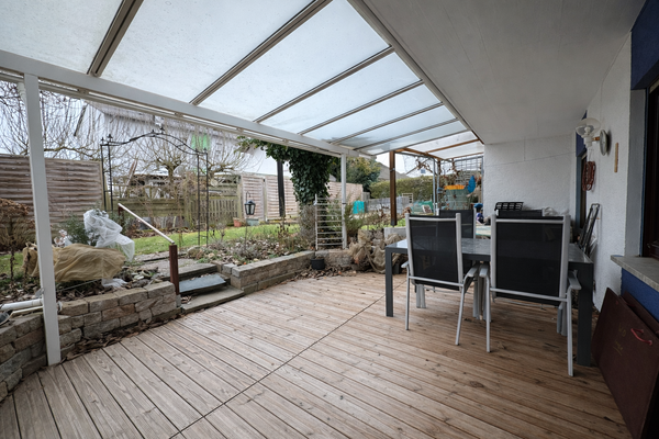 Gemütlicher Patio mit Gartenblick