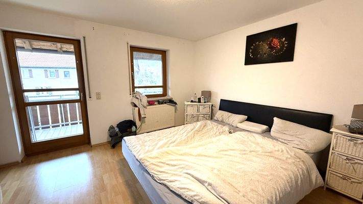 Schlafzimmer mit Zugan auf den Balkon