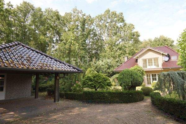 Außenansicht Zufahrt + Carport