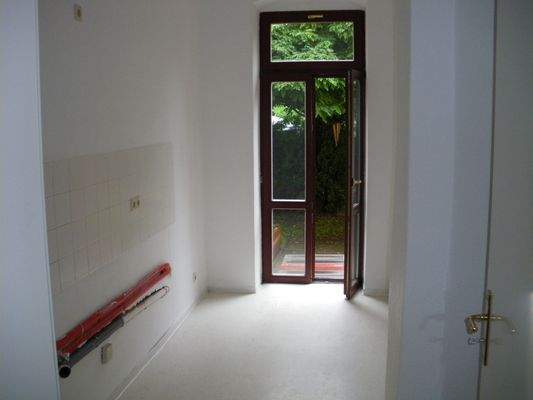 Küche mit ausgang zur Terrasse.JPG