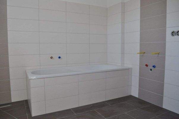 Tageslicht- Bad mit Wanne.JPG