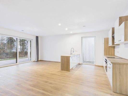 Heller Wohn-/Essbereich mit Terrassenzugang