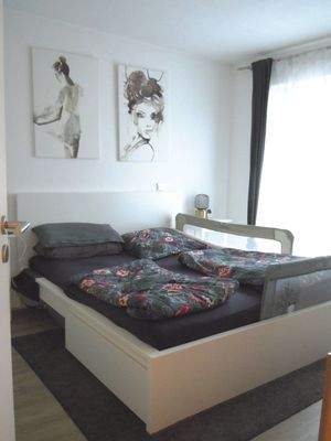 Blick ins Schlafzimmer (Einrichtungsbeispiel).JPG