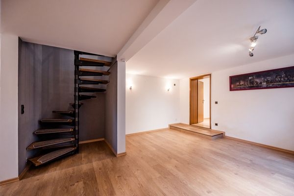 Offener Wohn-/Essbereich  und dem Aufgang in das erste Obergeschoss