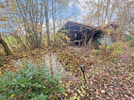 Holzhütte mit kleinem Teich