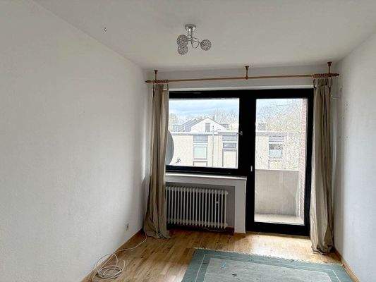 Helles Büro mit Balkonblick