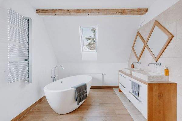 freistehende Badewanne & Doppelwaschtisch