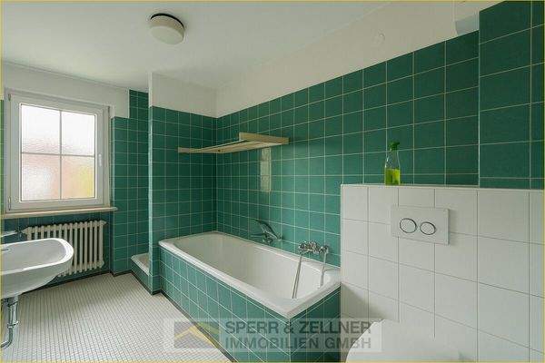 Badezimmer (schnittgleich EG und OG)