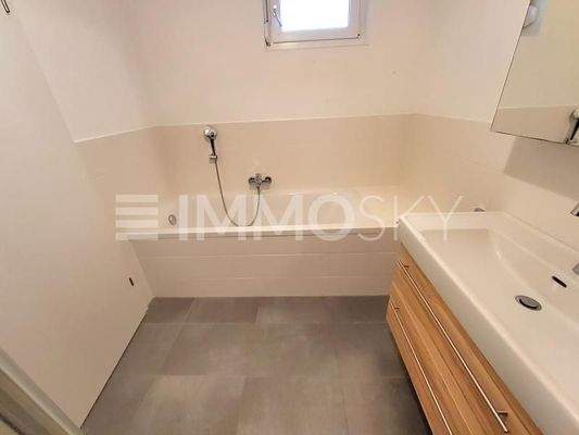 Bad mit Badewanne und Dusche