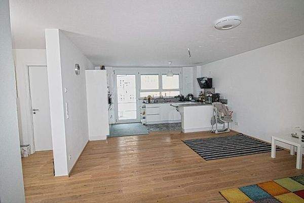 Wohn- Küchenbereich mit Zugang zu 2. Balkone