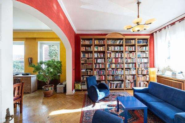 Wohnzimmer mit Bibliothek