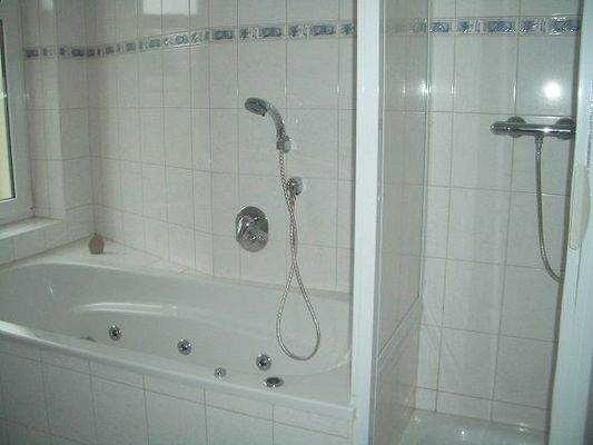 mit Wirlwanne und Dusche 