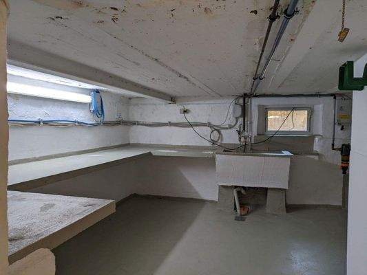 Keller mit Anschluss für Waschmaschine u. Trockner