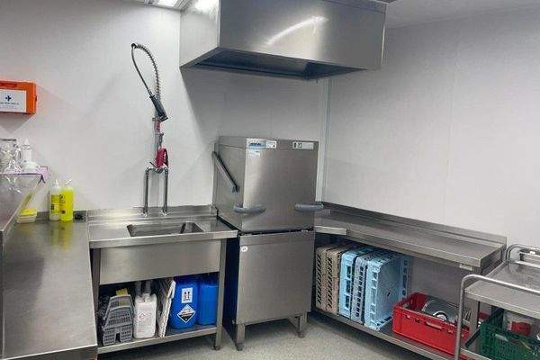 Spülküche mit guter Logistik