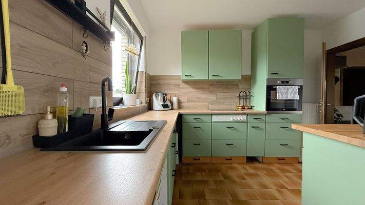 Moderne Küche mit Holzoptik EG